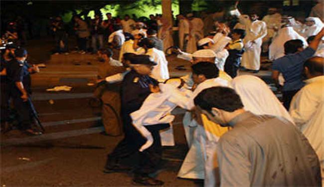 كويتيون يطالبون باستقالة الحكومة وحل البرلمان