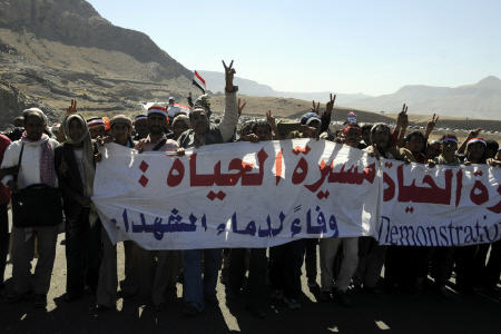 یمنی ها پرچم آمریکا را به آتش کشیدند