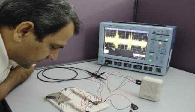عالم إيراني يصنع أصغر ميكروفون مكثف بالعالم