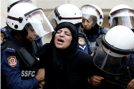 زن شکنجه‌گر بحرینی تبرئه شد