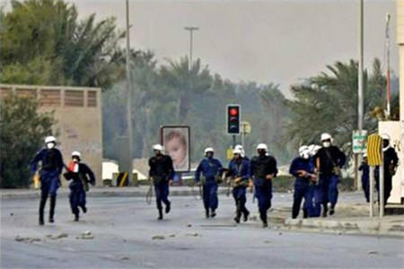 نيروهاي آل خليفه به پلاكاردهاي عاشورا هم رحم نكردند