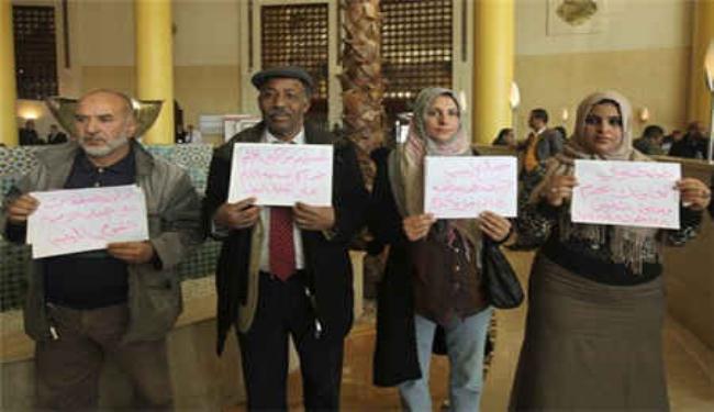 محتجون ليبيون يطالبون مصر بتسليم ازلام القذافي