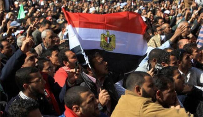 المصريون يطالبون بانهاء حكم العسكر