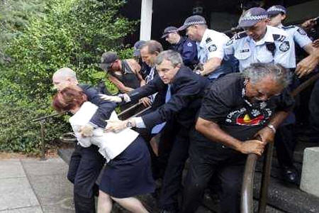 فرار نخست‌وزیر استرالیا با یک لنگه کفش