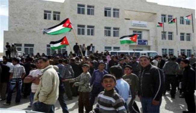 معلمو الاردن يواصلون اضرابهم والحكومة تهدد بالبدائل