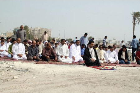 نماز جماعت بحرینی‌ها در مساجد ویران شده