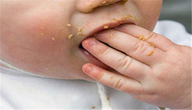 تناول الطعام باليد للاطفال تقي من البدانة