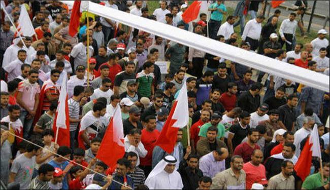 البحرينيون يرتدون الاكفان متوجهين نحو ميدان الشهداء