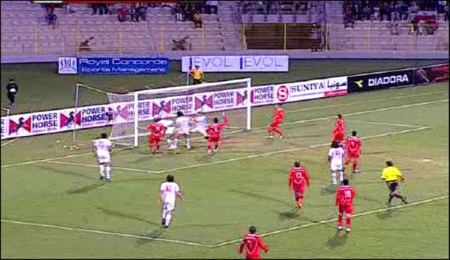 المنتخب الايراني بكرة القدم ونظيره الاردني يتعادلان