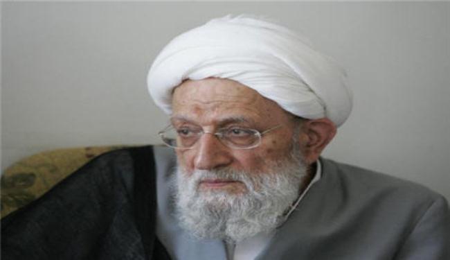 آية الله مهدوي كني يصوت بالانتخابات التشريعية الايرانية