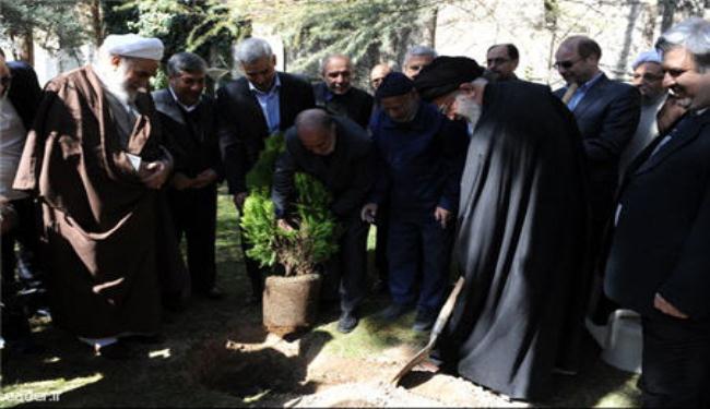 آية الله خامنئي يؤكد ضرورة الاهتمام بالبيئة