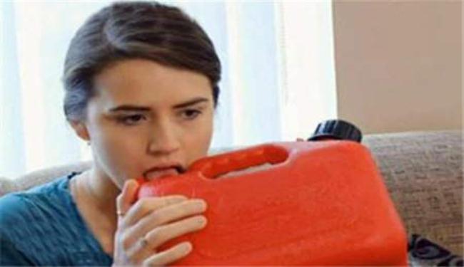 فتاة أميركية تفضل شرب البنزين