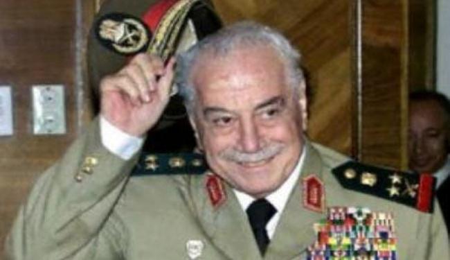 العماد مصطفى طلاس يفند شائعة لجوئه لفرنسا 