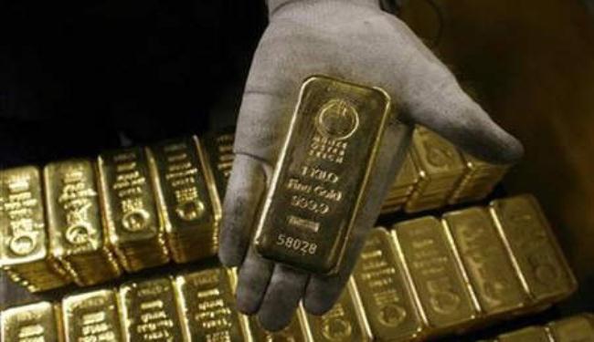 الذهب يتخلى عن مكاسبه المبكرة 