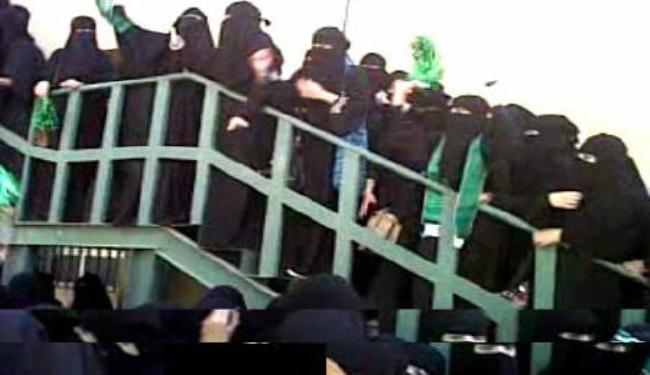 طالبات كلية محايل يتجمعن للمطالبة بالاصلاح و التغيير 