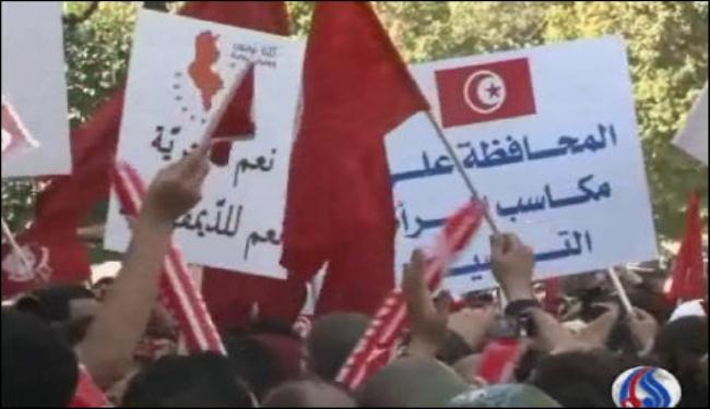 التونسيون يدعون للحفاظ على مكاسب الثورة