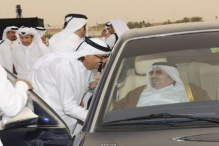 نخستین حضور علنی امیر سابق قطر