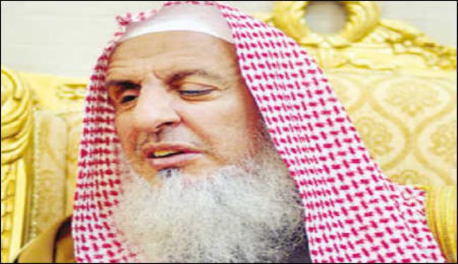 مفتي السعودية: دعاة فتح المتاجر أثناء الصلاة ضالون 