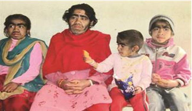 عائلة نيبالية تعاني من 