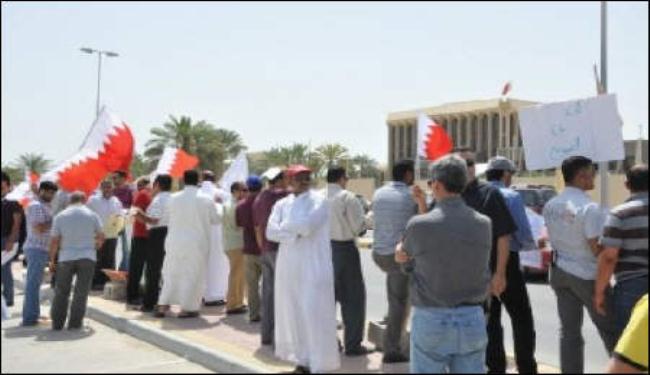 المفصولون يعتصمون أمام  وزارة العمل البحرينية