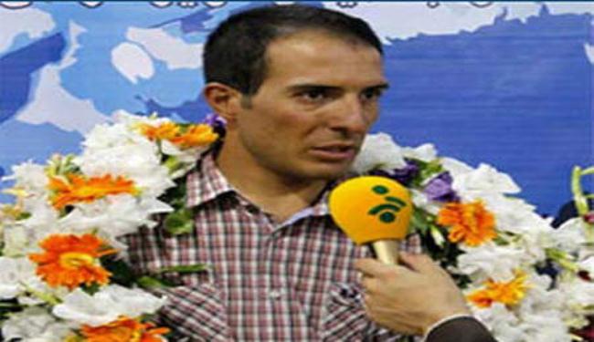 متسلق ايراني يرفع العلم الايراني فوق احد اكثر القمم خطورة بالعالم