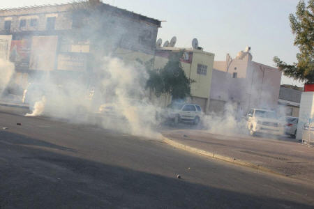 آتش زدن منازل در بحرین با گاز اشک آور