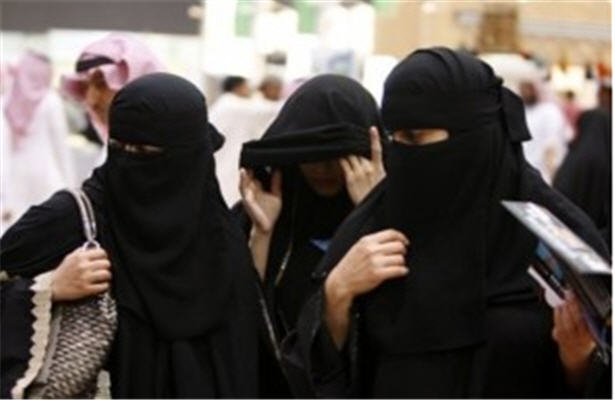 برخورد امنیتی با زن سعودی به علت لاک ناخن