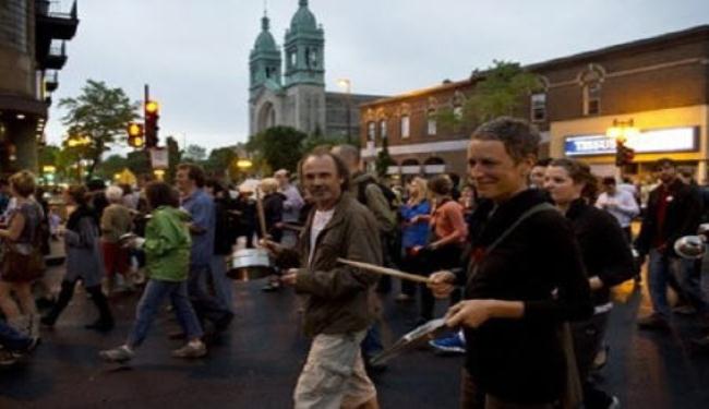 مئات المتظاهرين في شوارع مونتريال رغم المطر