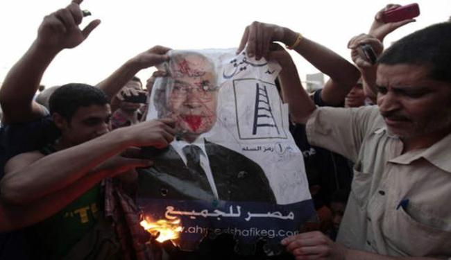 المصريون يتظاهرون ضد حل المجلس وبقاء شفيق بالانتخابات