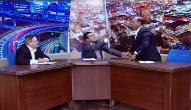 نائب أردني يشهر السلاح في وجه خصمه على الهواء مباشرة!