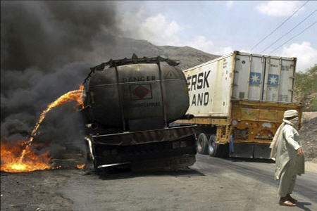 طالبان 22 کامیون ناتو را منفجر کرد