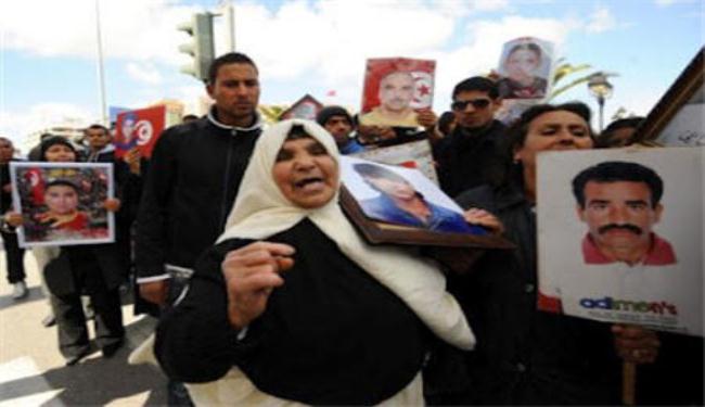 تونسيون يتظاهرون للمطالبة بتعويضات مالية لضحايا الثورة