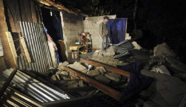 إنهيار أرضي يعوق رجال الانقاذ عن الوصول لضحايا زلزال إندونيسيا