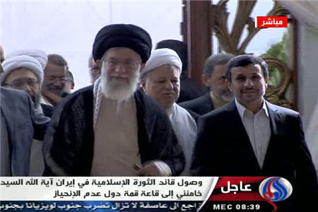 ورود رهبر معظم انقلاب اسلامی به محل اجلاس