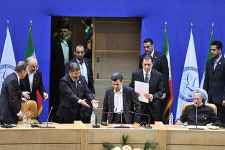 مرسی ریاست جنبش را به احمدی نژاد واگذار کرد