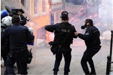 سرکوب خشونت آمیز تظاهرکنندگان ترک