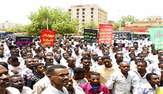 بعد ليبيا ومصر وتونس، السودانيون يحتجون امام السفارة الاميركية 