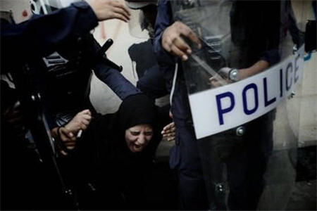 تظاهركنندگان بحريني همچنان سركوب مي شوند