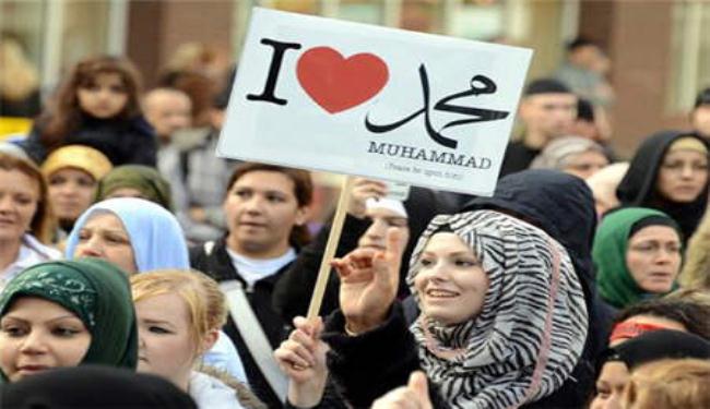 مسلمات ببريطانيا يوزعن الاحاديث النبوية دفاعا عن الرسول (ص)