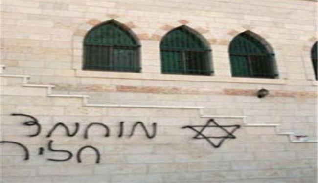 مستوطنون يكتبون عبارات مسيئة على جدران كنيسة بالقدس