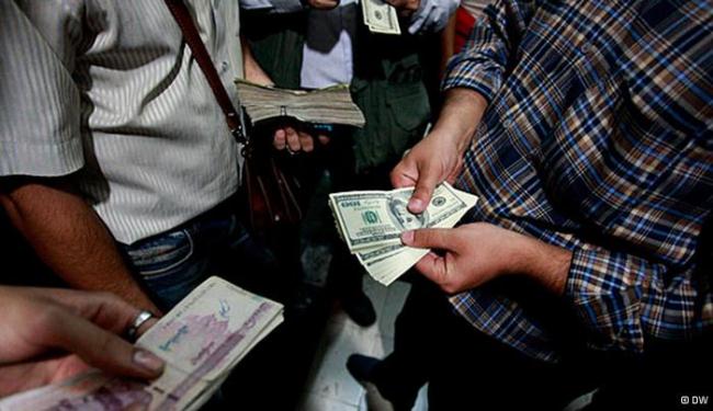 إيران: تواصل الإجراءات لضبط العملة وإعتقال 30 من المتورطين بإخلالها