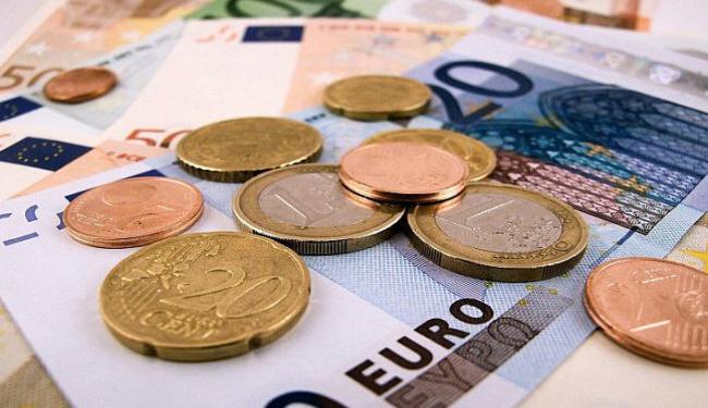 اليورو عند أدنى مستوياته في شهرين