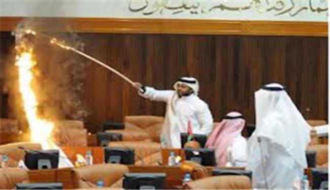 نواب بحرينيون يطالبون بمحاسبة مهنا لاحراقه العلم الكيان