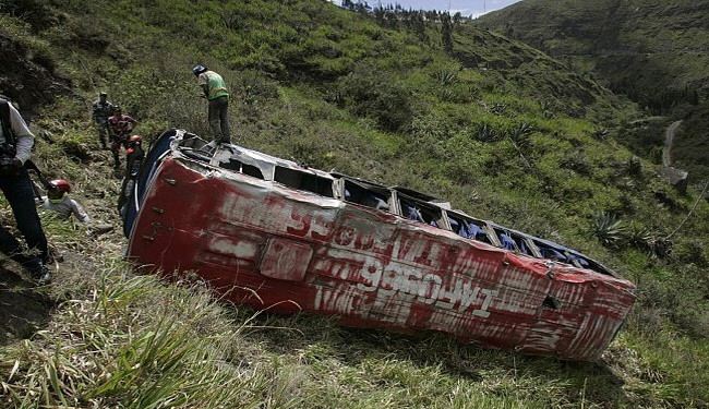 مقتل واصابة العشرات بحادث سقوط حافلة بالاكوادور