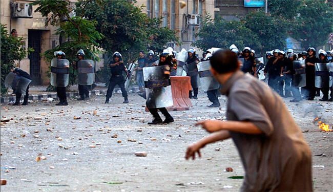 Police clash with protesters in Cairo