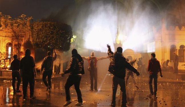 Protesters, police clash outside Cairo palace