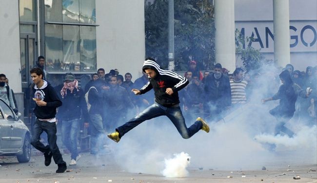 معترضان با پلیس تونس درگیر شدند