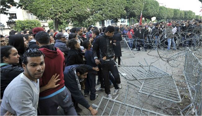تونس..الشرطة تفرق بالغاز احتجاجاً ضد اغتيال معارض