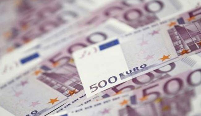 اليورو يهبط امام الدولار والين
