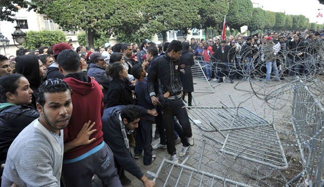 قتيل باشتباكات تونس والجبالي يحل الحكومة